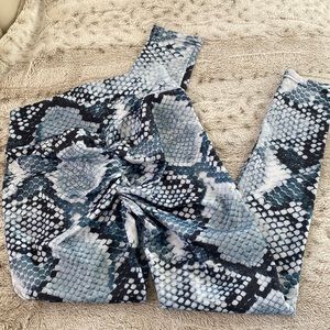 Scrunchy butt leggings size Small